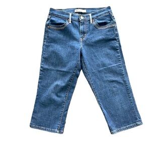 ⭐️HP⭐️ Sz6 Levi’s medium blue wash denim capris EUC
